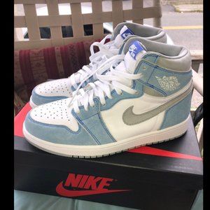 Air Jordan 1 Hyper Royal